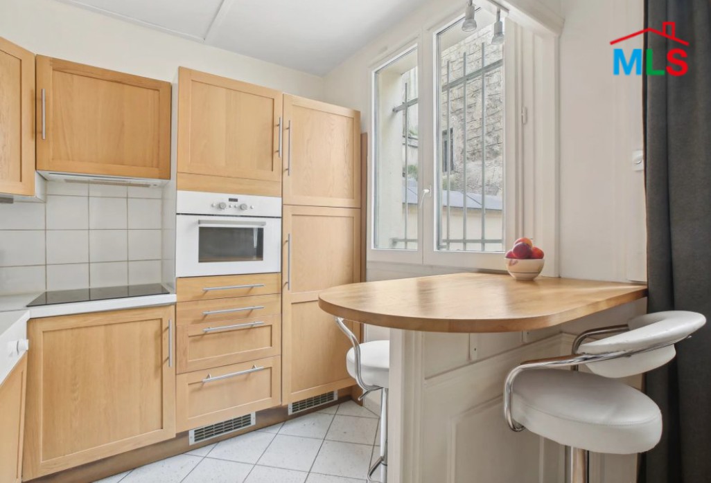 BRIGHT APARTMENT FOR SALE l Faubourg St Honoré I PARIS 8ème l FRANCE- 42m2
