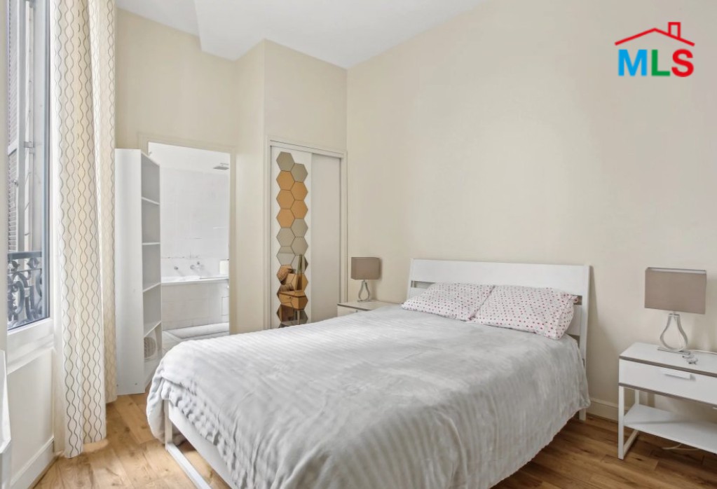 BRIGHT APARTMENT FOR SALE l Faubourg St Honoré I PARIS 8ème l FRANCE- 42m2