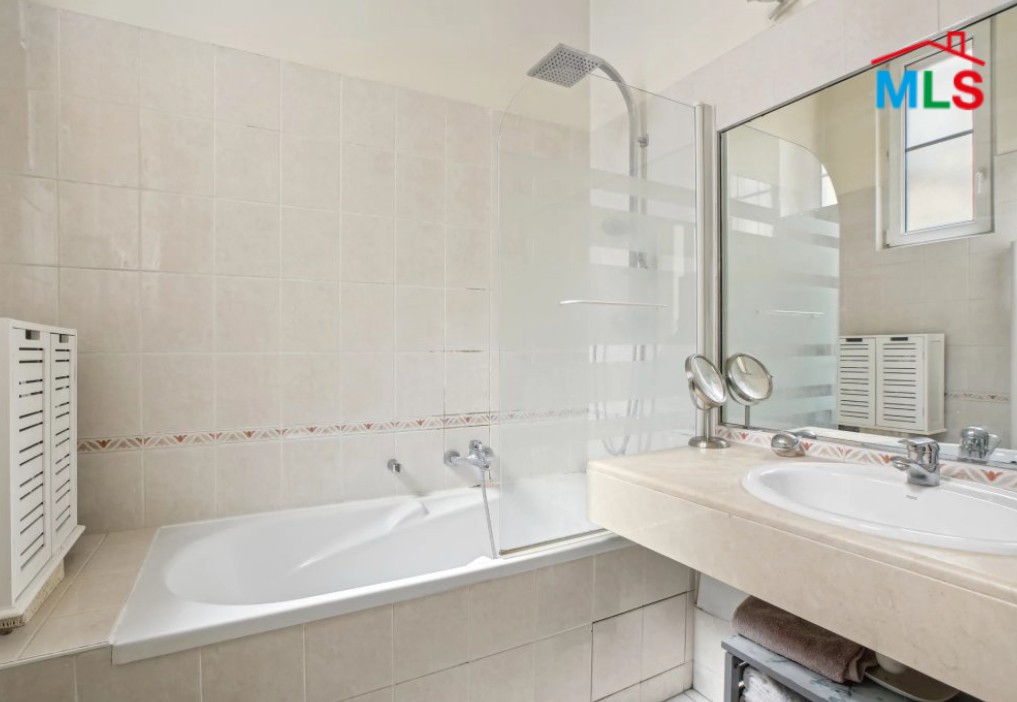 BRIGHT APARTMENT FOR SALE l Faubourg St Honoré I PARIS 8ème l FRANCE- 42m2