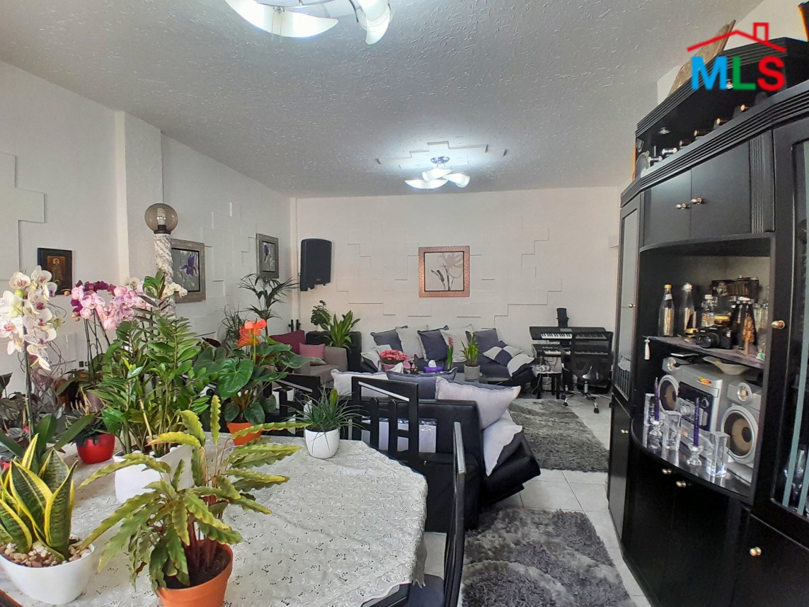 Investment Potential! 2-Bedroom Apartment For Sale in Achrafieh, Fassouh