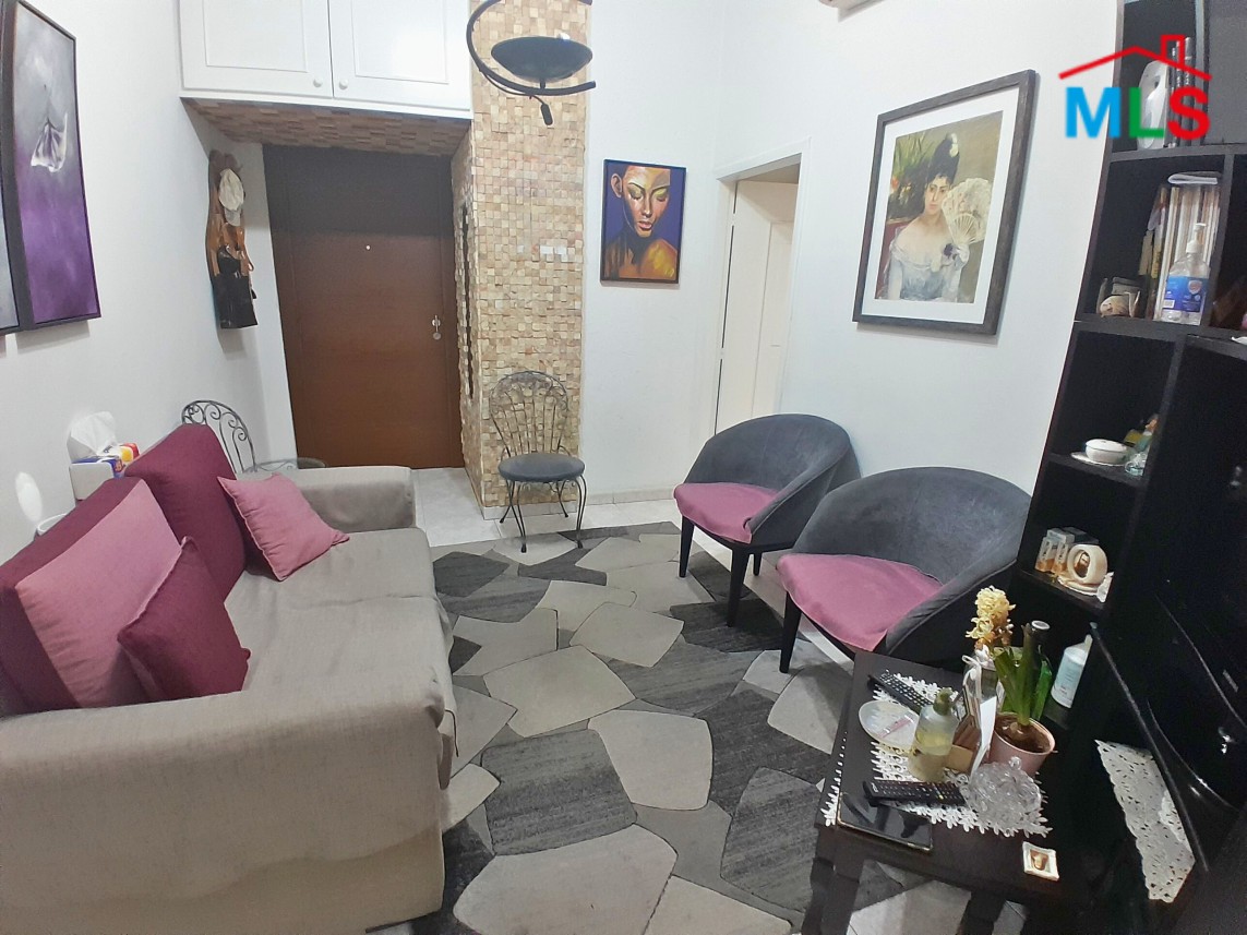 Investment Potential! 2-Bedroom Apartment For Sale in Achrafieh, Fassouh