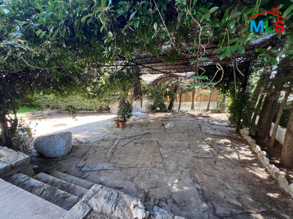 Villa For Sale In A Prime Location in Chalimar, Baabdat