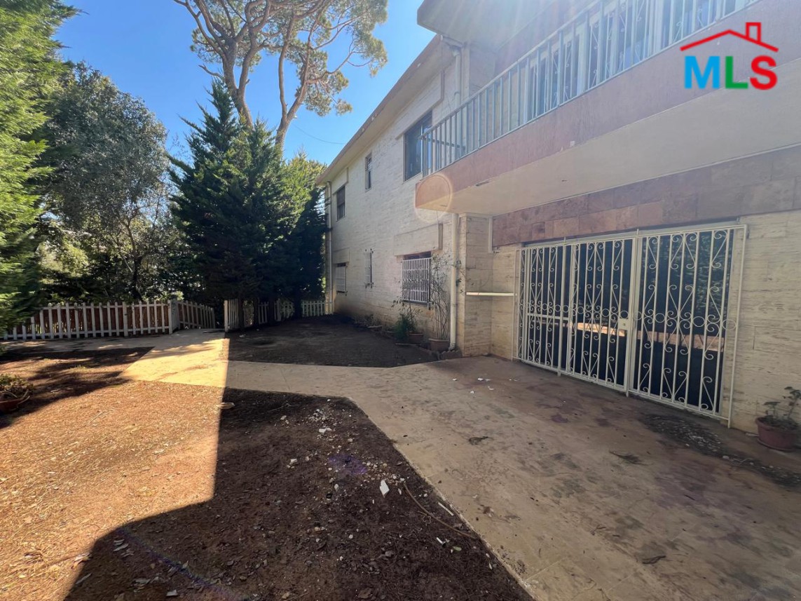 Villa For Sale In A Prime Location in Chalimar, Baabdat