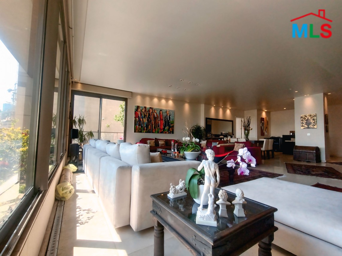 Luxurious Apartment in High-End Building For Sale in Achrafieh, Sioufi