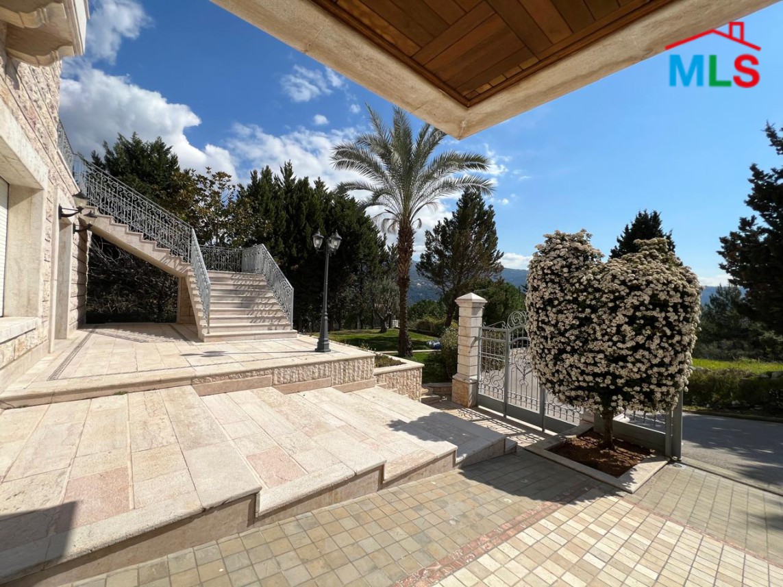 Semi-Furnished Amazing Villa With Pool For Sale in Fatqa