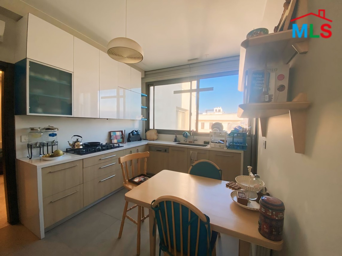 Unfurnished 3-Bedroom Apartment For Sale in Achrafieh, Geitawi