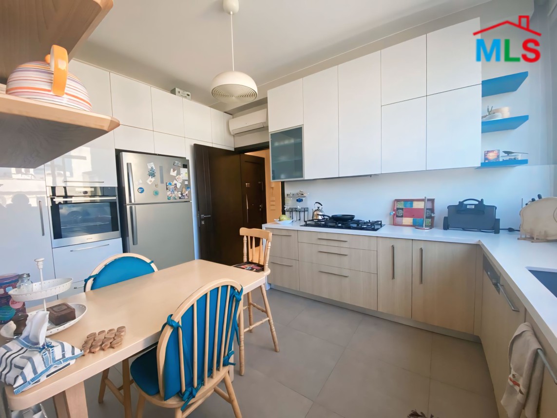 Unfurnished 3-Bedroom Apartment For Sale in Achrafieh, Geitawi