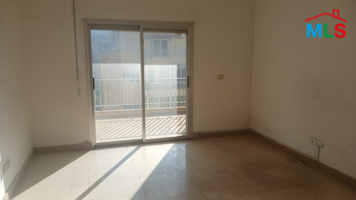 105 SQM Office For Sale In Horsh Tabet