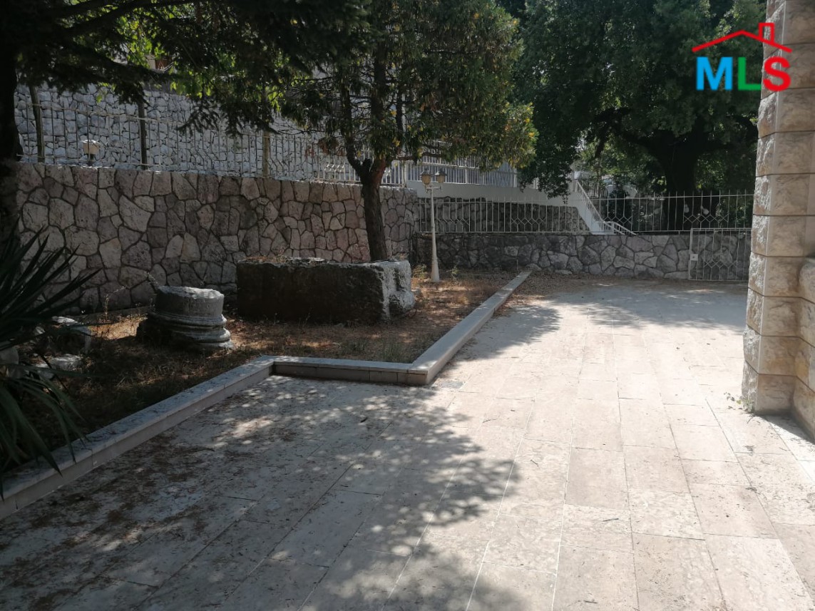 Villa with a Panoramic View & a Garden For Sale in Annaya Prime Location