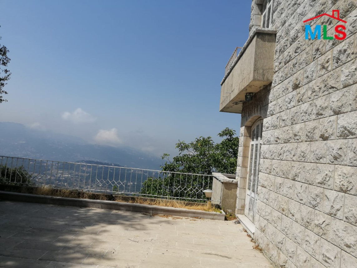 Villa with a Panoramic View & a Garden For Sale in Annaya Prime Location