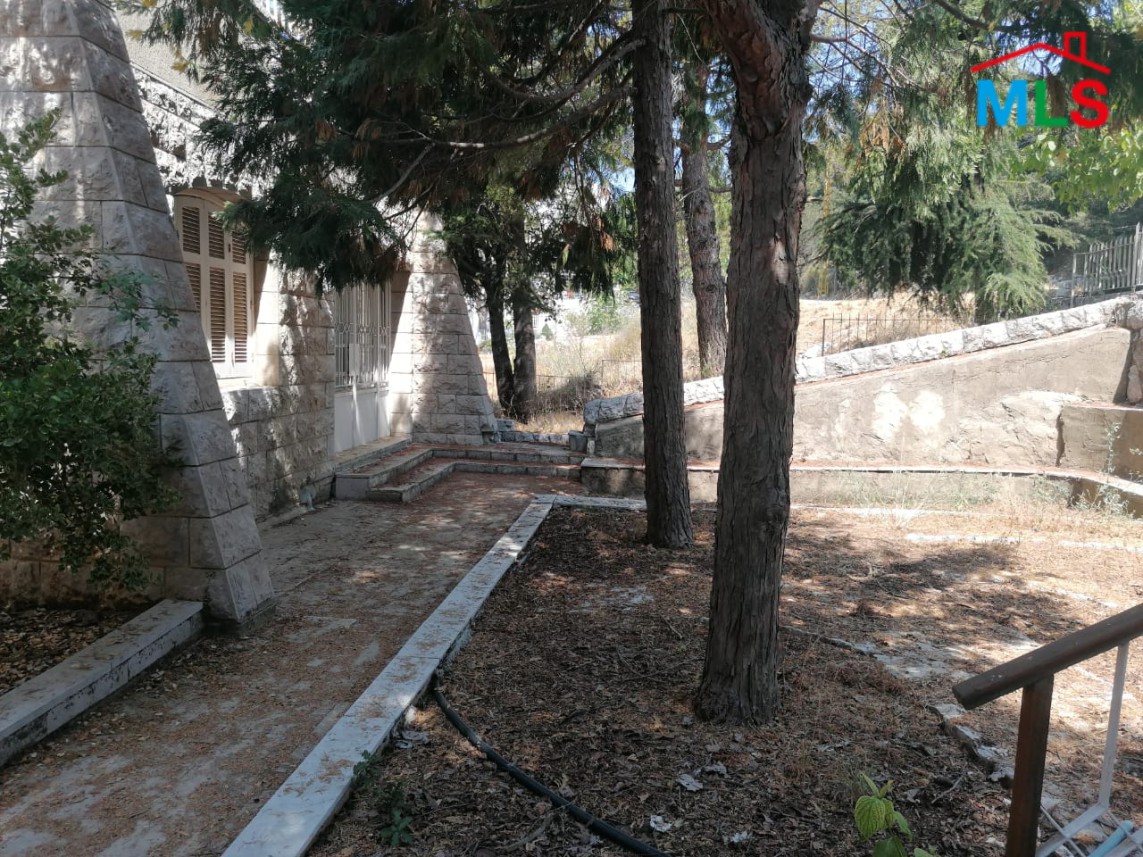 Villa with a Panoramic View & a Garden For Sale in Annaya Prime Location