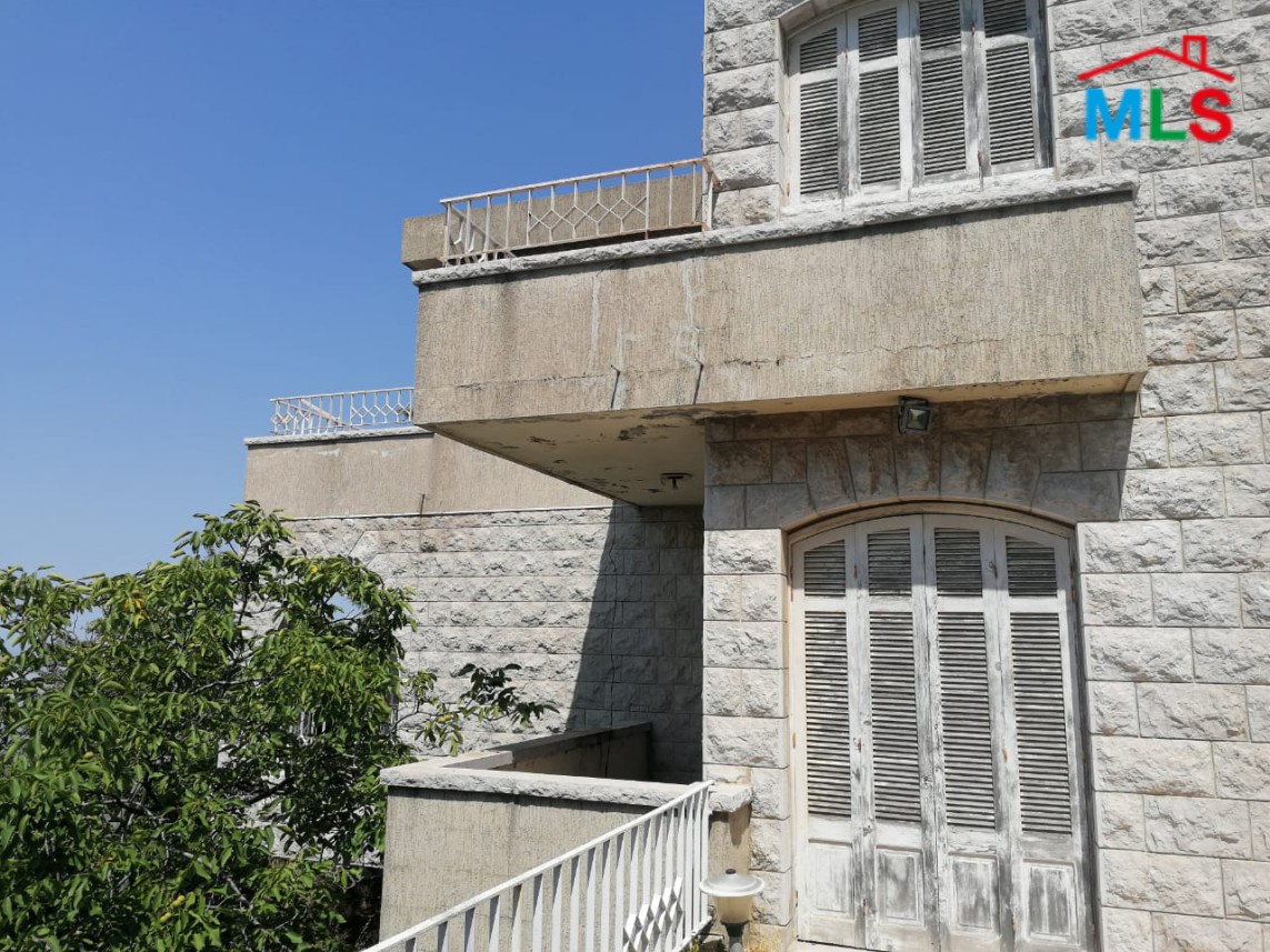 Villa with a Panoramic View & a Garden For Sale in Annaya Prime Location