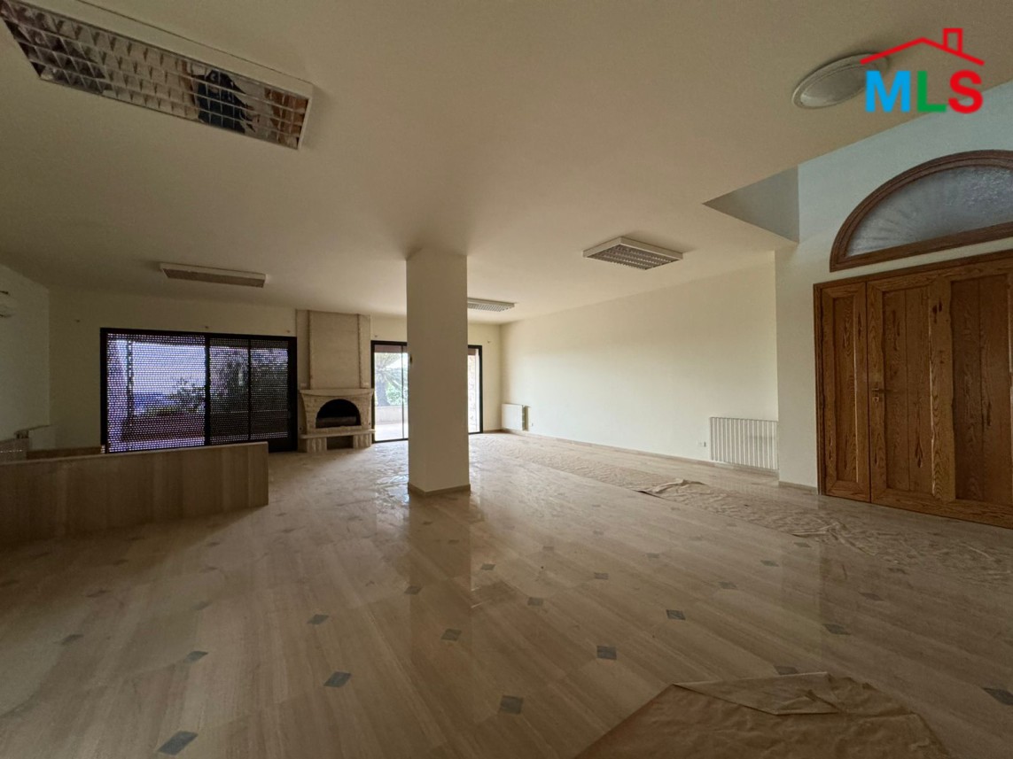 Spacious Villa With Terrace For Sale In Monteverde