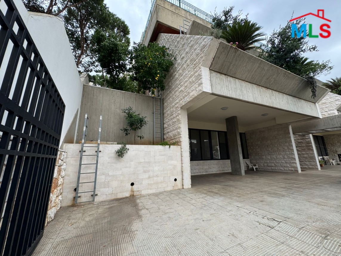 Spacious Villa With Terrace For Sale In Monteverde
