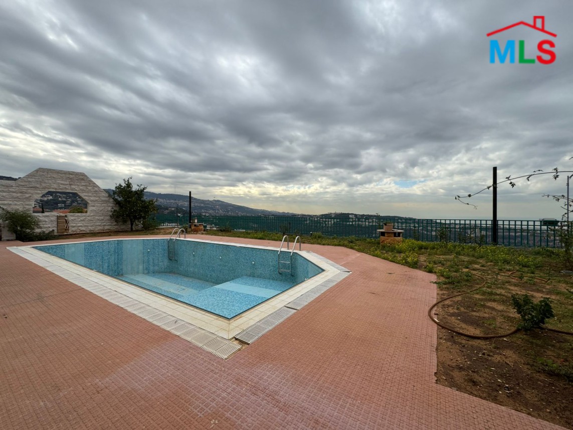 Spacious Villa With Terrace For Sale In Monteverde