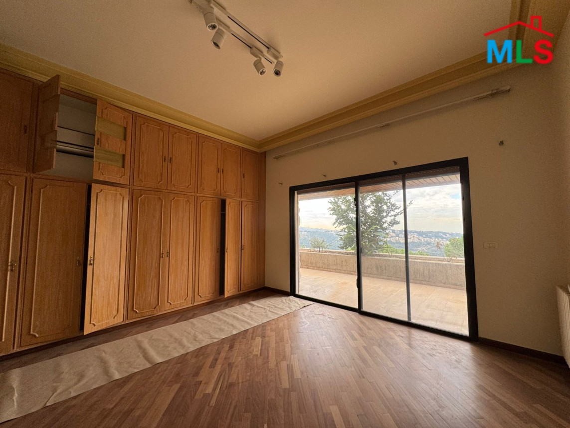 Spacious Villa With Terrace For Sale In Monteverde
