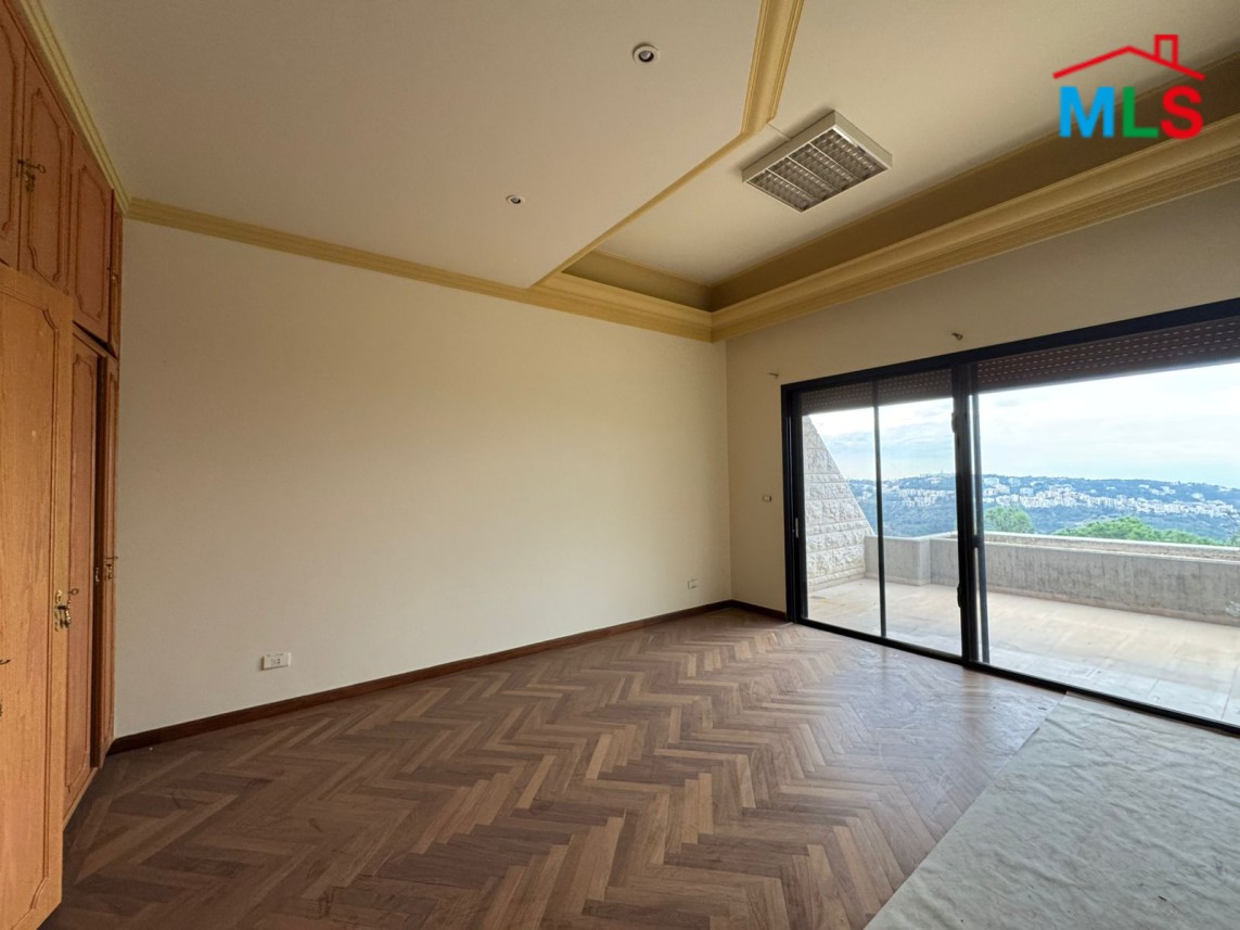 Spacious Villa With Terrace For Sale In Monteverde