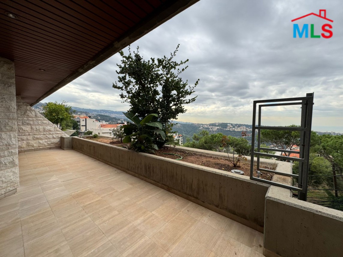 Spacious Villa With Terrace For Sale In Monteverde