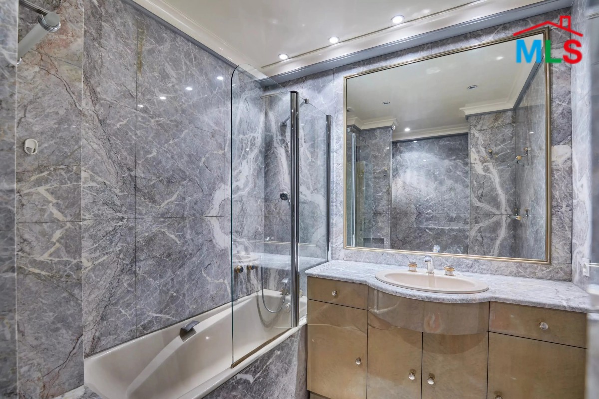 APARTMENT WITH OPEN VIEW FOR SALE IN MUETTE I PARIS 16ème l FRANCE- 91m2