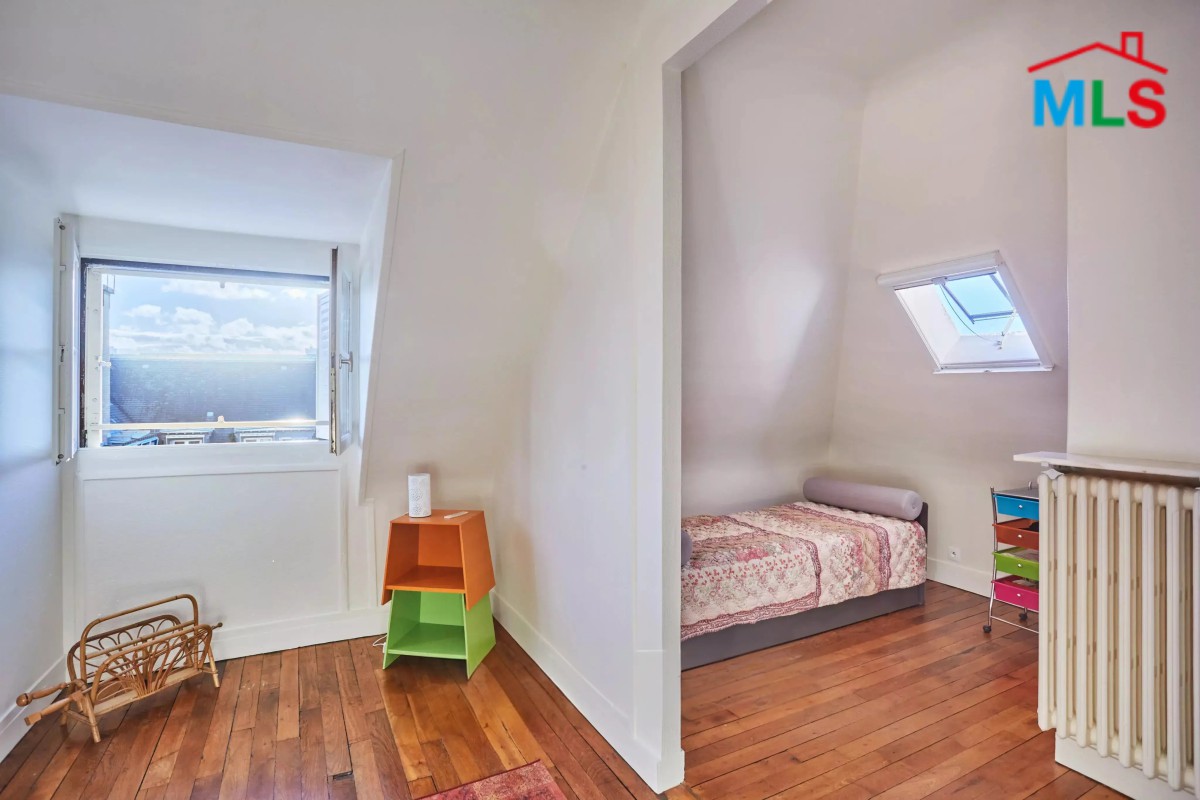 STUDIO FOR SALE IN A PRIVATE SQUARE l PARIS 15ème l FRANCE - 19m2