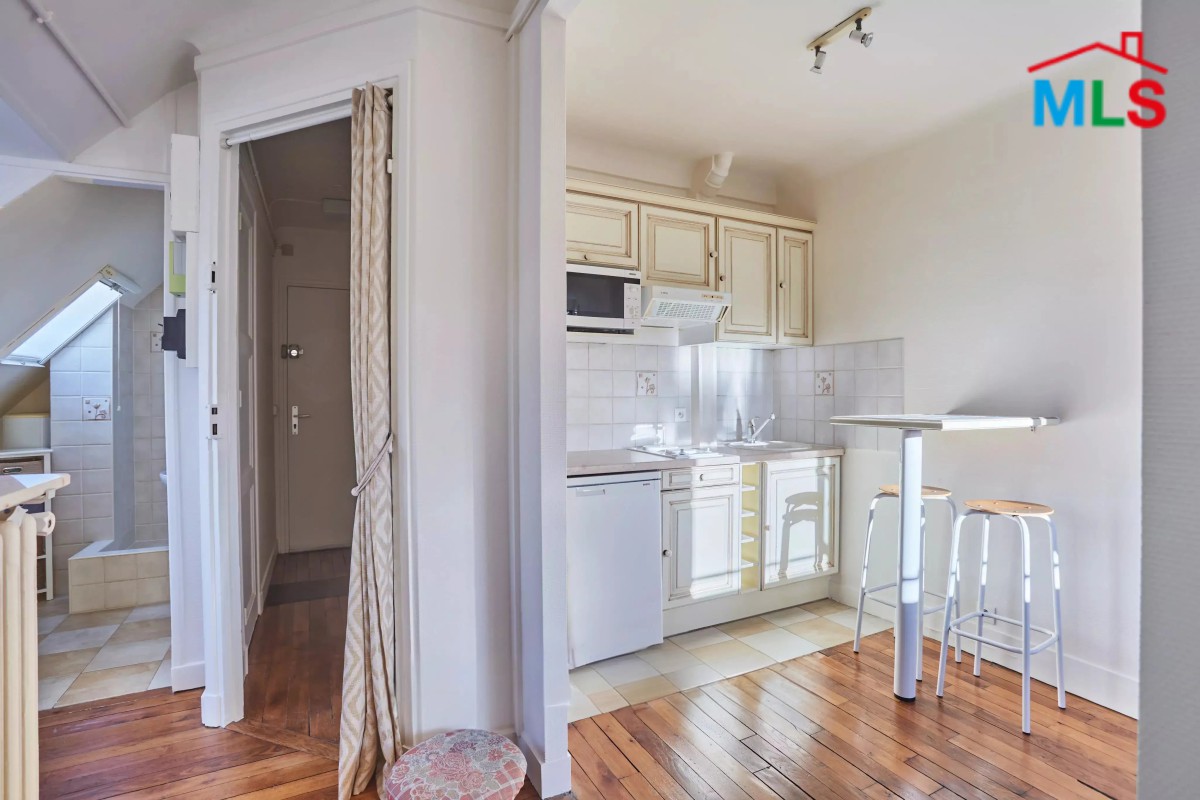 STUDIO FOR SALE IN A PRIVATE SQUARE l PARIS 15ème l FRANCE - 19m2