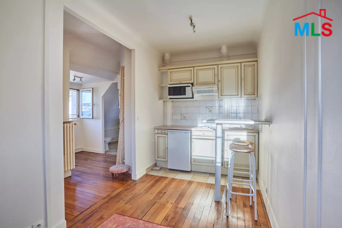 STUDIO FOR SALE IN A PRIVATE SQUARE l PARIS 15ème l FRANCE - 19m2