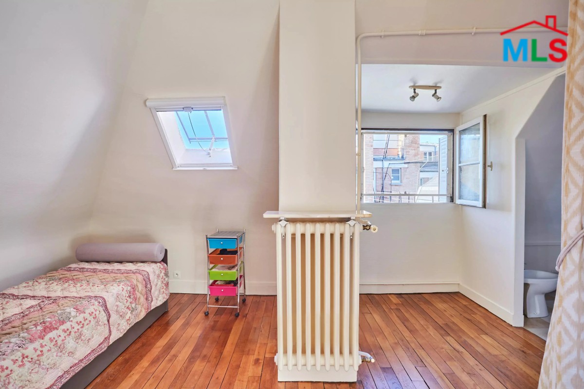 STUDIO FOR SALE IN A PRIVATE SQUARE l PARIS 15ème l FRANCE - 19m2