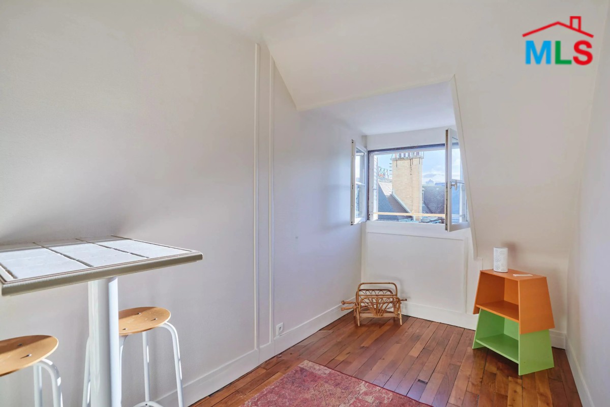 STUDIO FOR SALE IN A PRIVATE SQUARE l PARIS 15ème l FRANCE - 19m2