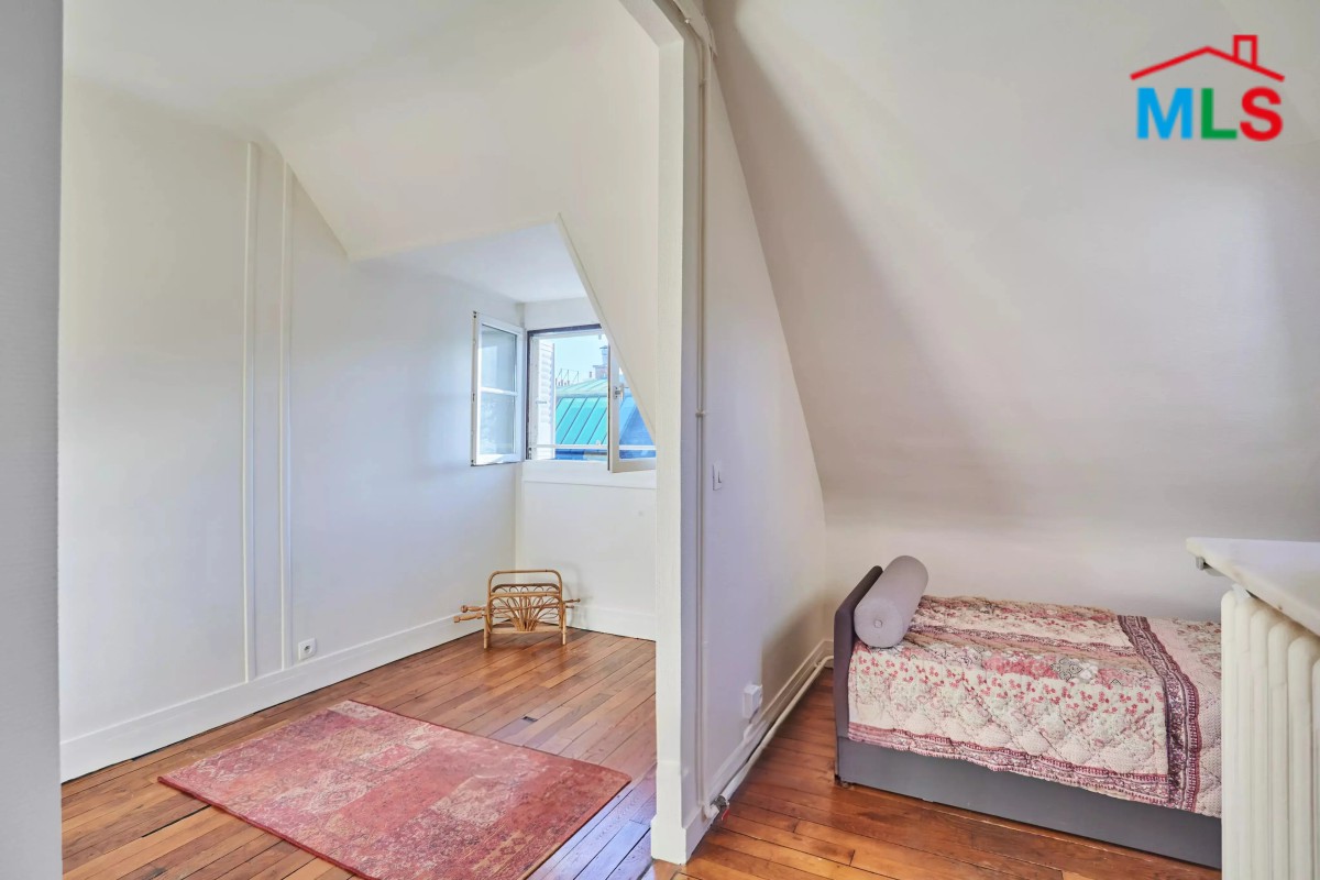 STUDIO FOR SALE IN A PRIVATE SQUARE l PARIS 15ème l FRANCE - 19m2