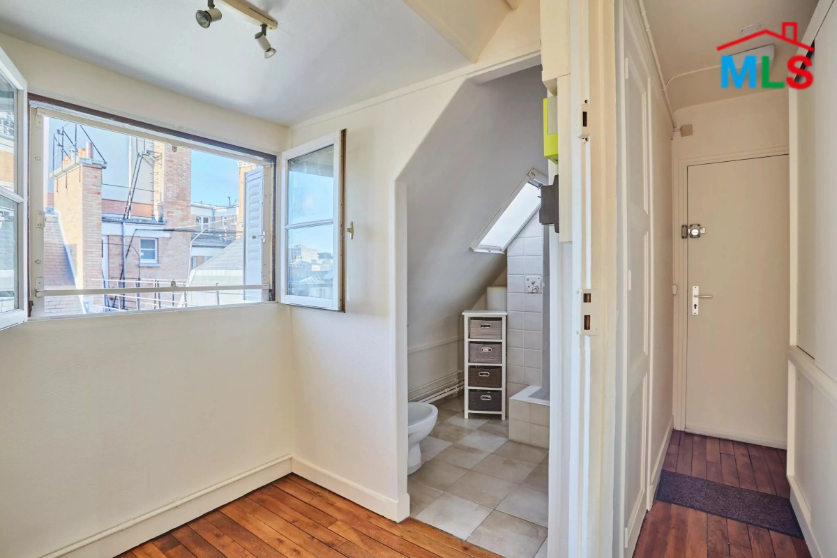 STUDIO FOR SALE IN A PRIVATE SQUARE l PARIS 15ème l FRANCE - 19m2