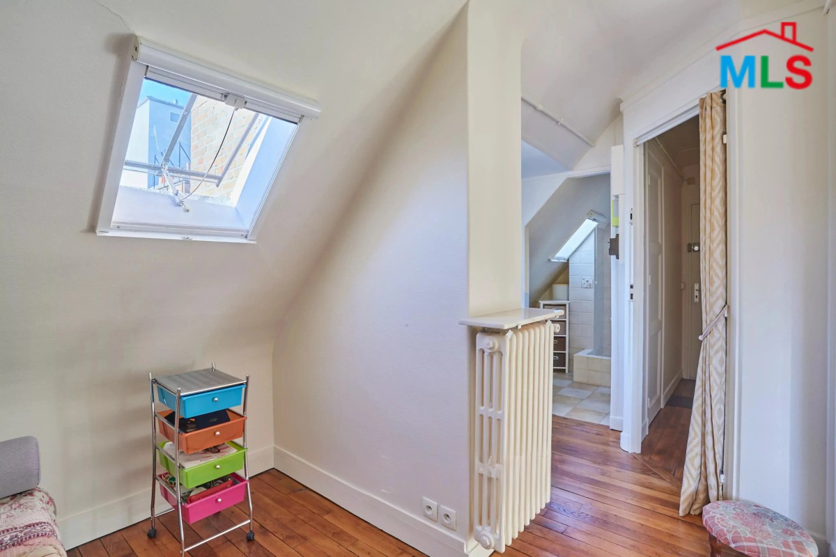 STUDIO FOR SALE IN A PRIVATE SQUARE l PARIS 15ème l FRANCE - 19m2