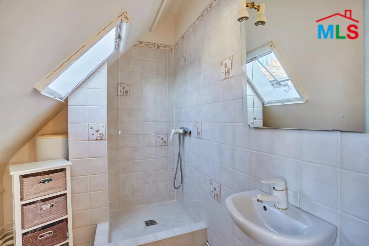 STUDIO FOR SALE IN A PRIVATE SQUARE l PARIS 15ème l FRANCE - 19m2