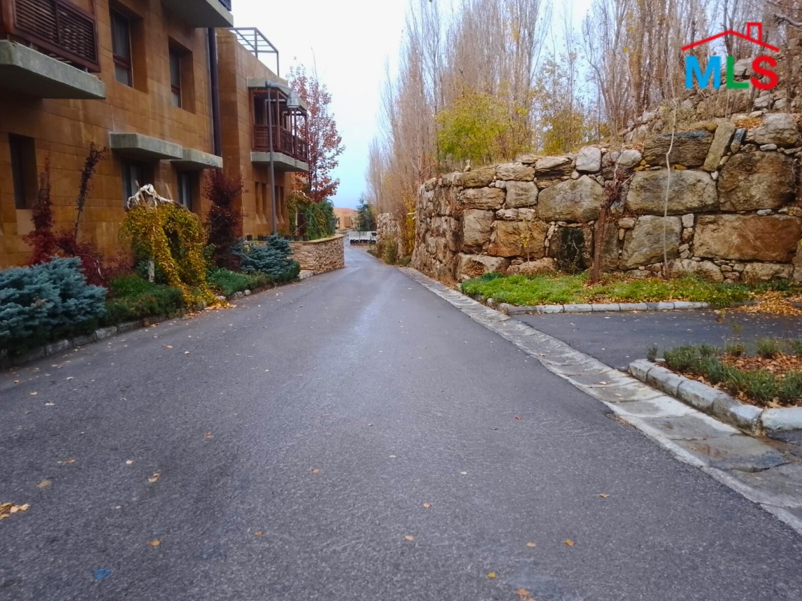 Chalet with Terrace For Sale in a Resort in Fakra, Kfardebian