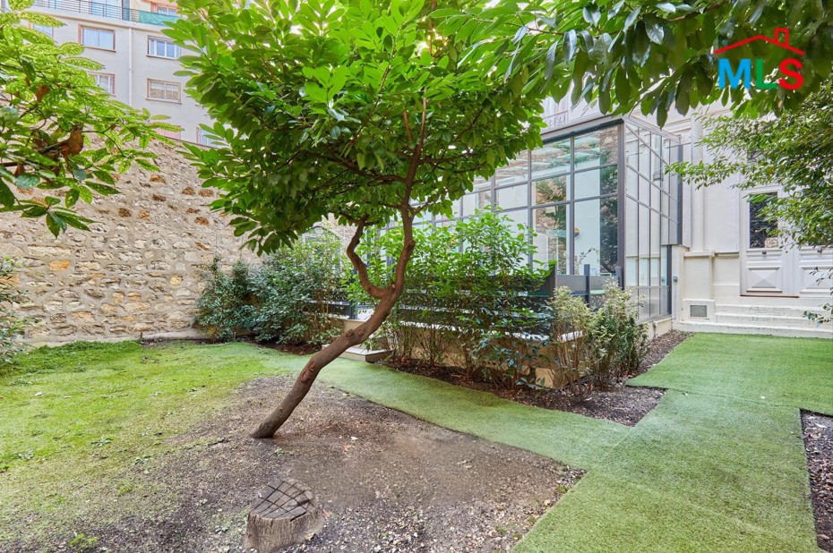 2-BEDROOM APARTMENT WITH TERRACE FOR SALE l PARIS 16ème l FRANCE - 78m2