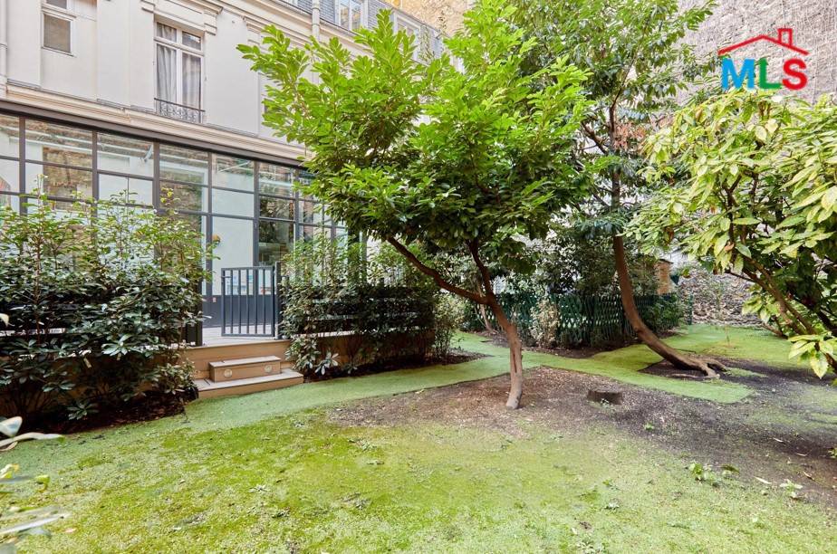 2-BEDROOM APARTMENT WITH TERRACE FOR SALE l PARIS 16ème l FRANCE - 78m2