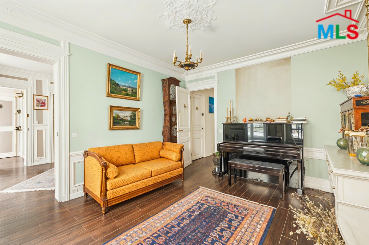 BEAUTIFUL 2-BEDROOMS APARTMENT FOR SALE l PARIS 8ème l FRANCE - 55m2