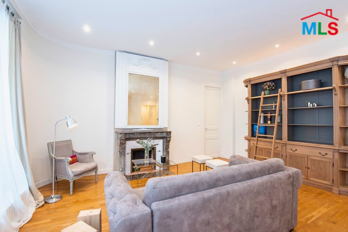 DELIGHTFUL 2-BEDROOMS APARTMENT FOR SALE l PARIS 8ème l FRANCE - 65m2