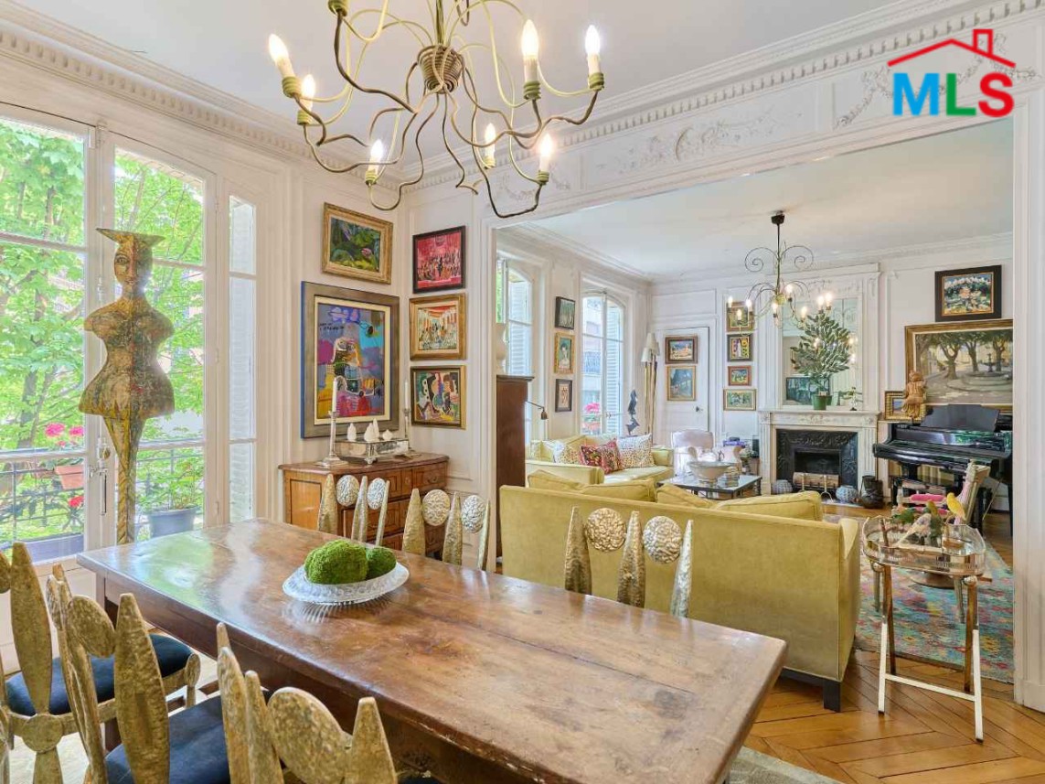 TRADITIONAL 3-BEDROOM APARTMENT FOR SALE l PARIS 16ème l FRANCE - 130m2