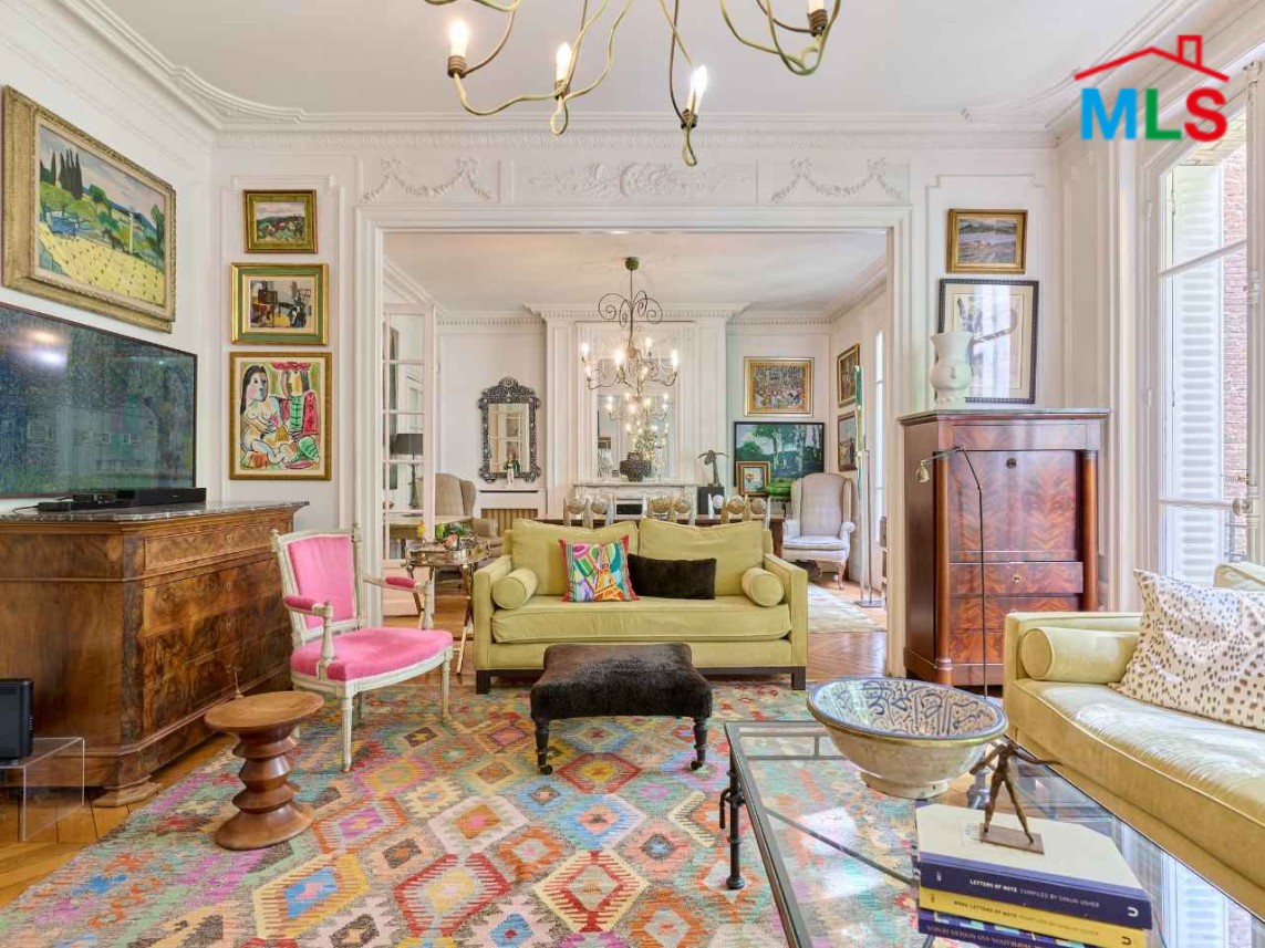 TRADITIONAL 3-BEDROOM APARTMENT FOR SALE l PARIS 16ème l FRANCE - 130m2