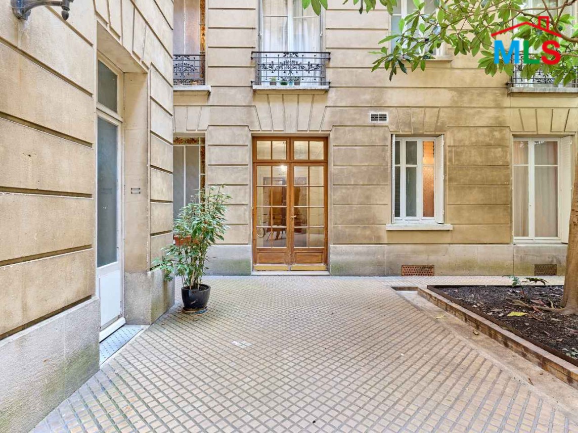 TRADITIONAL 3-BEDROOM APARTMENT FOR SALE l PARIS 16ème l FRANCE - 130m2