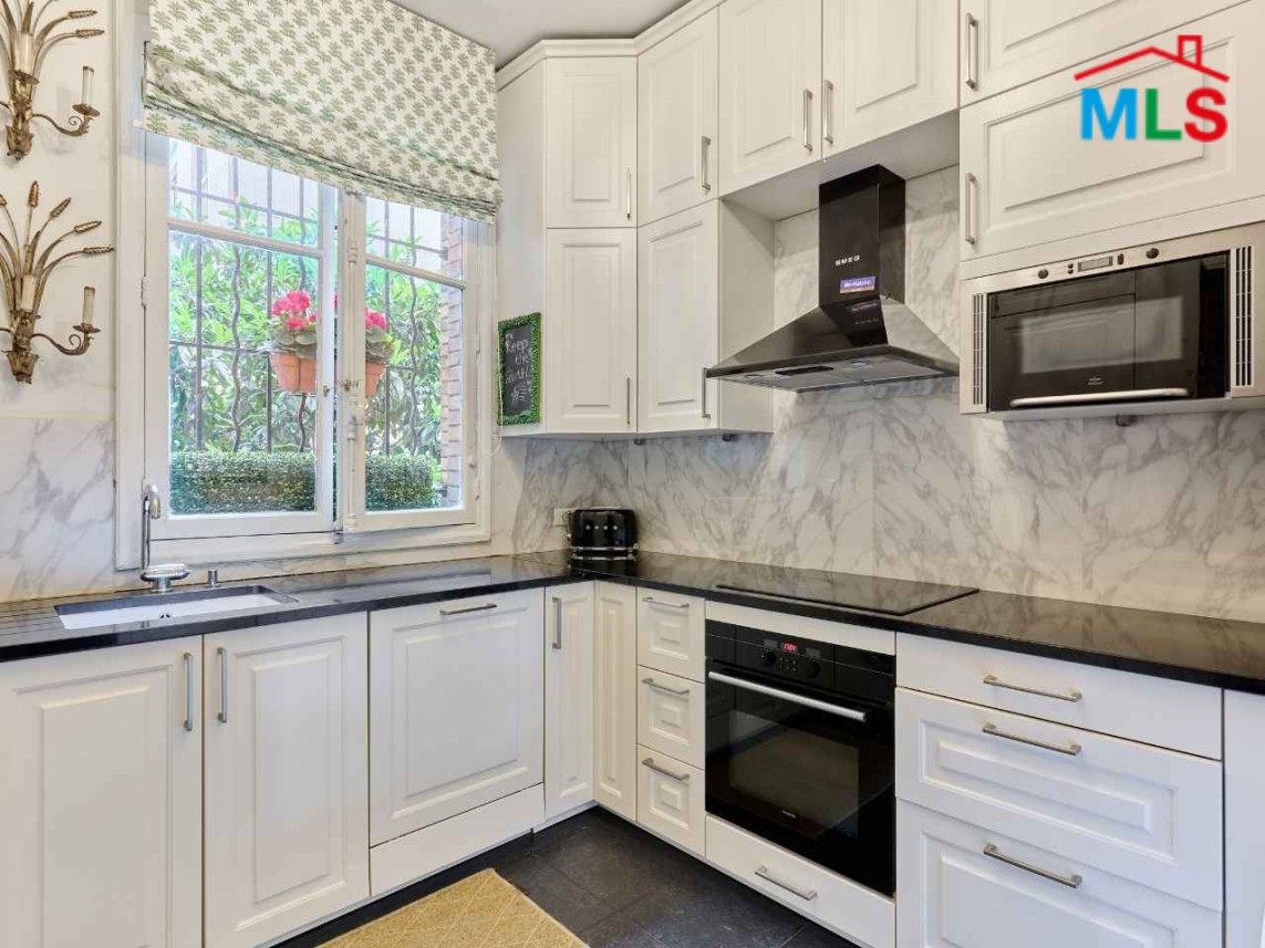 TRADITIONAL 3-BEDROOM APARTMENT FOR SALE l PARIS 16ème l FRANCE - 130m2