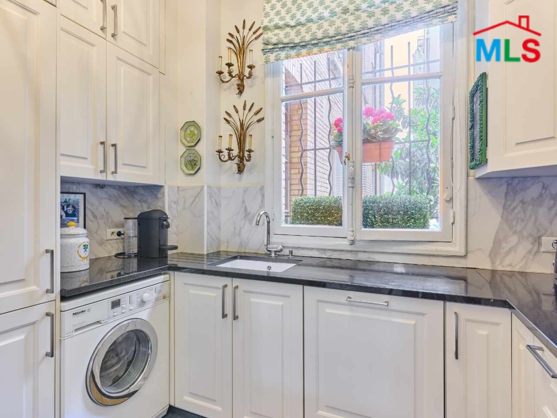 TRADITIONAL 3-BEDROOM APARTMENT FOR SALE l PARIS 16ème l FRANCE - 130m2