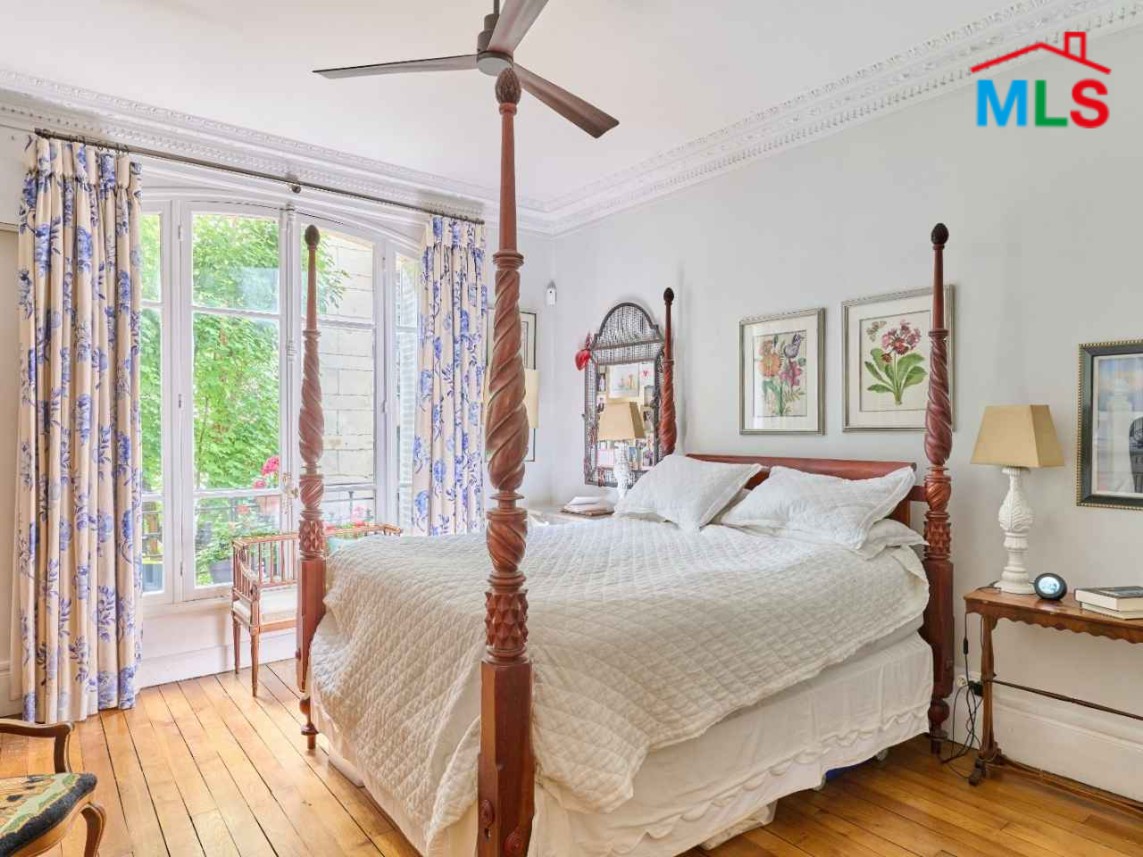 TRADITIONAL 3-BEDROOM APARTMENT FOR SALE l PARIS 16ème l FRANCE - 130m2