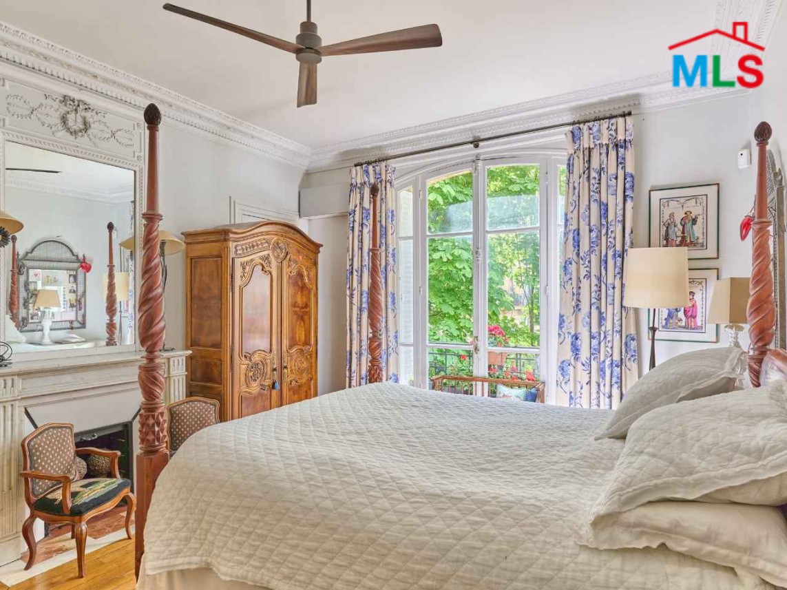 TRADITIONAL 3-BEDROOM APARTMENT FOR SALE l PARIS 16ème l FRANCE - 130m2