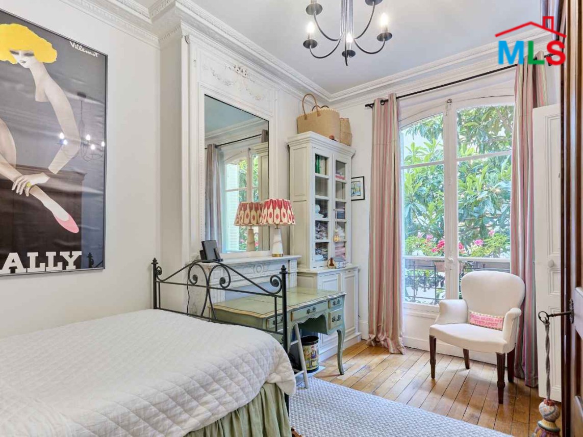 TRADITIONAL 3-BEDROOM APARTMENT FOR SALE l PARIS 16ème l FRANCE - 130m2