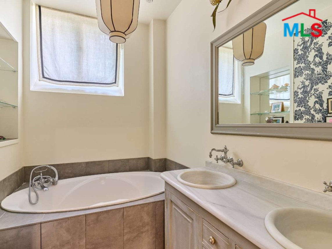 TRADITIONAL 3-BEDROOM APARTMENT FOR SALE l PARIS 16ème l FRANCE - 130m2