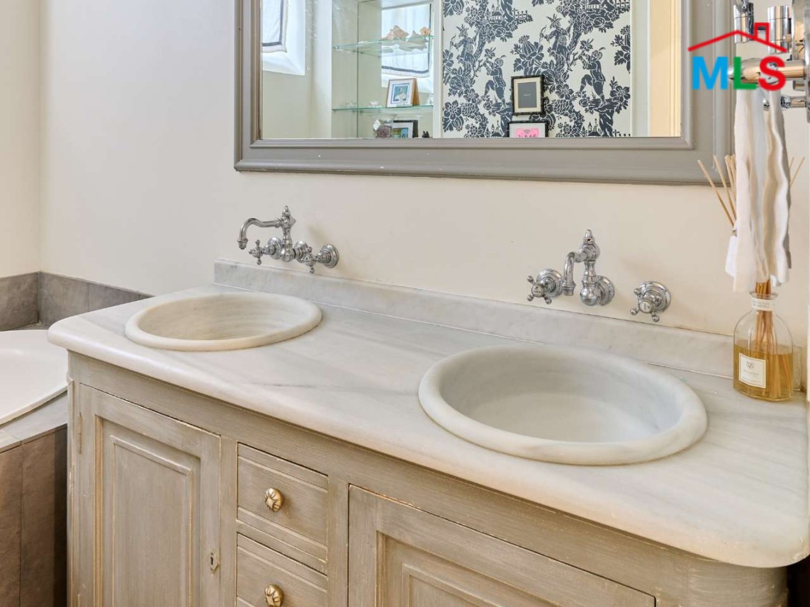 TRADITIONAL 3-BEDROOM APARTMENT FOR SALE l PARIS 16ème l FRANCE - 130m2