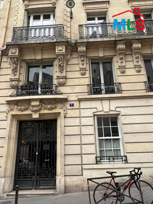 TRADITIONAL 3-BEDROOM APARTMENT FOR SALE l PARIS 16ème l FRANCE - 130m2
