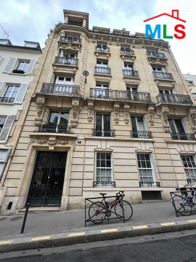 TRADITIONAL 3-BEDROOM APARTMENT FOR SALE l PARIS 16ème l FRANCE - 130m2