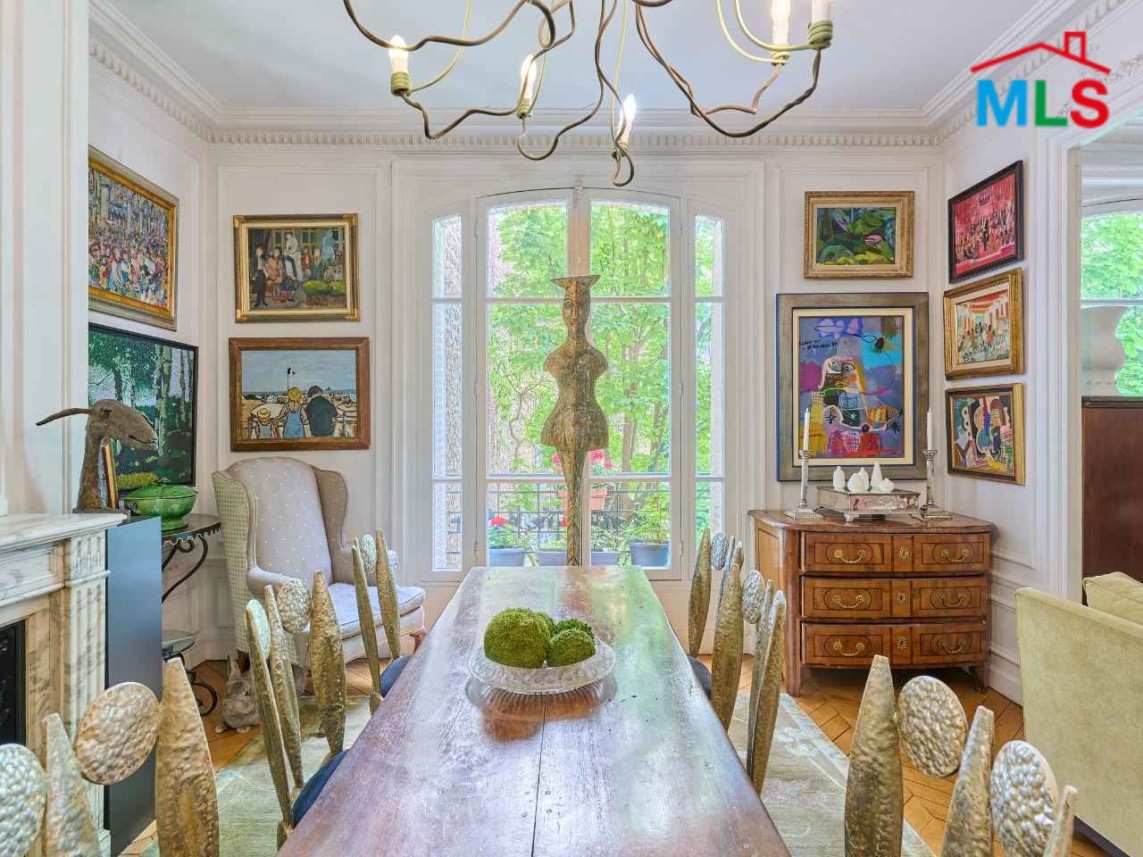 TRADITIONAL 3-BEDROOM APARTMENT FOR SALE l PARIS 16ème l FRANCE - 130m2
